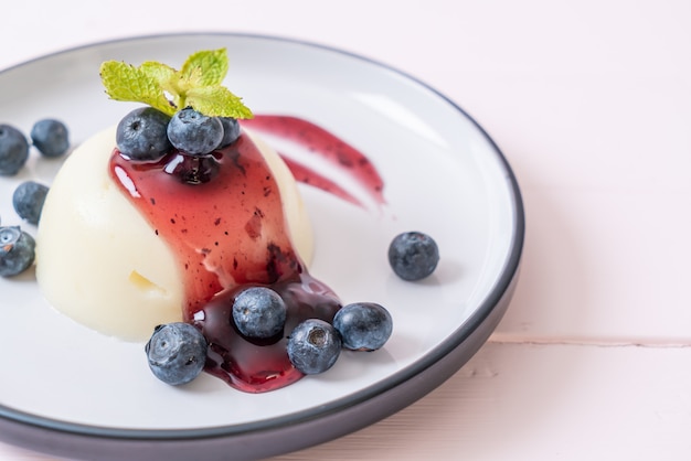 Budín de yogur con arándanos frescos