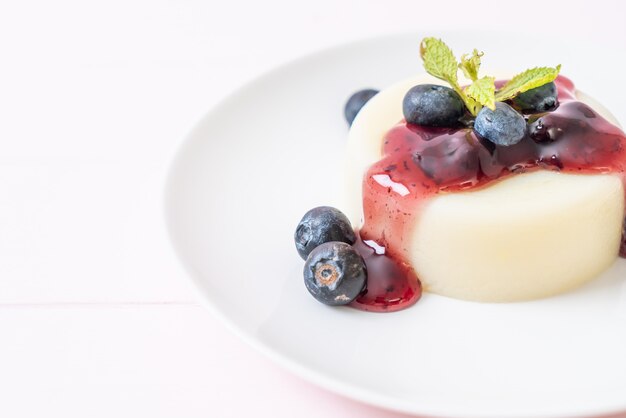 Budín de yogur con arándanos frescos