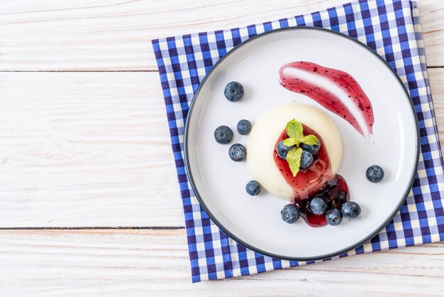 Budín de yogur con arándanos frescos