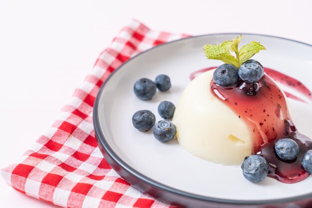 Budín de yogur con arándanos frescos