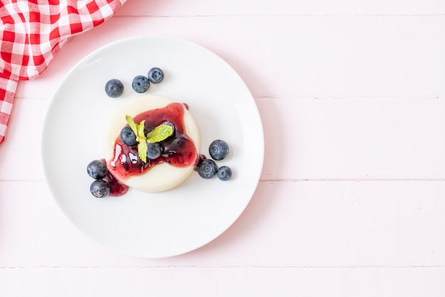 Budín de yogur con arándanos frescos