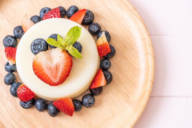 Budín de yogur con fresas frescas y arándanos