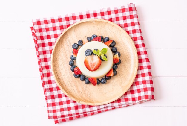 budín de yogur con fresas frescas y arándanos