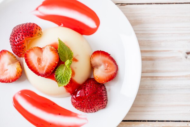 Budín de yogur con fresas frescas