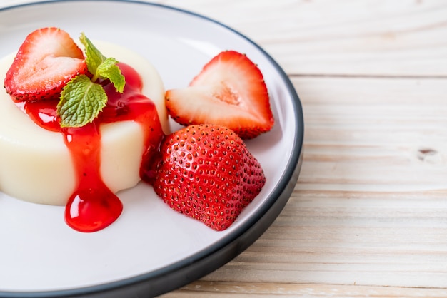 Budín de yogur con fresas frescas