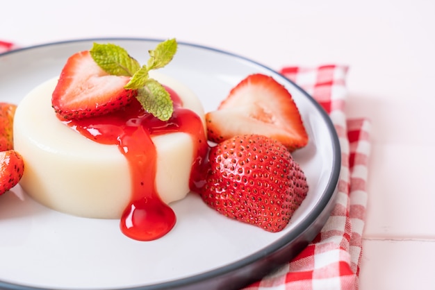 budín de yogur con fresas frescas