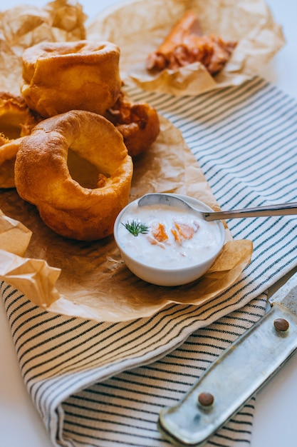 Budín de Yorkshire con salmón ahumado y crema agria sobre papel de hornear