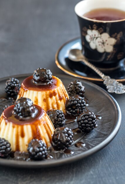 Budines de vainilla con moras frescas y cobertura de bayas