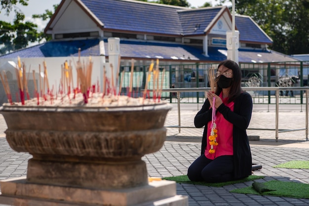 El budismo tailandés ora por el culto a la benevolencia