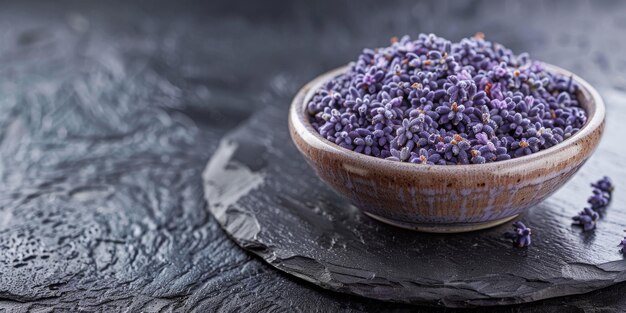 Budos aromáticos de lavanda púrpura en un cuenco rústico sobre un fondo texturizado