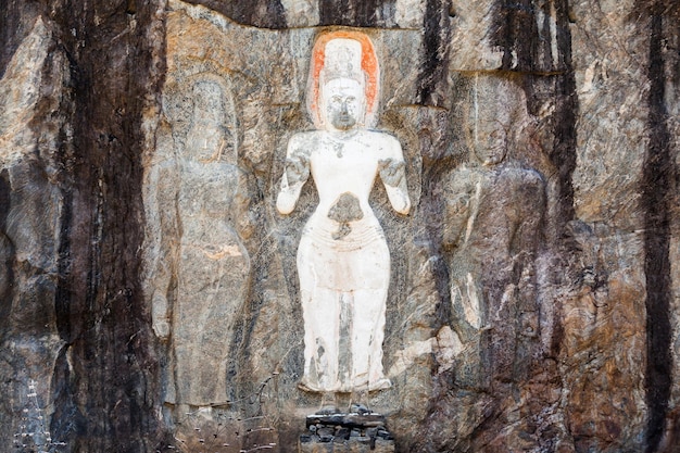 Buduruwagala grabados rupestres en el antiguo templo budista Buduruwagala en Sri Lanka