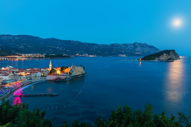 Budva Abendansicht, wundervolle Adriaküste, Montenegro.