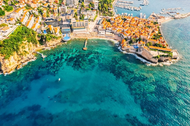 Budva Montenegro a partir do ar Vista aérea da cidade e da praia