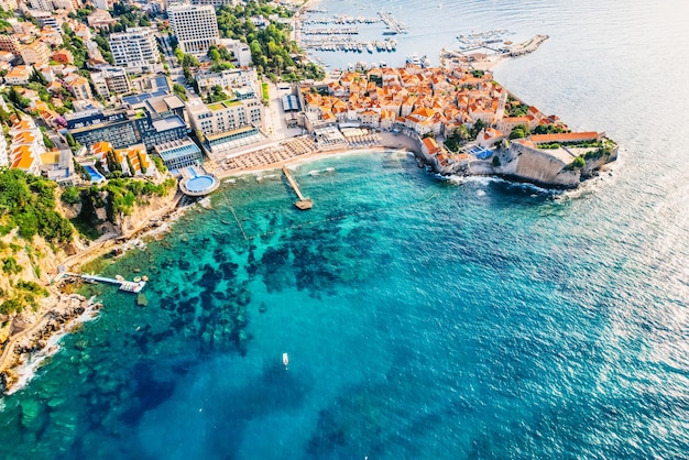 Budva Montenegro aus der Luft Luftansicht der Stadt und des Strandes