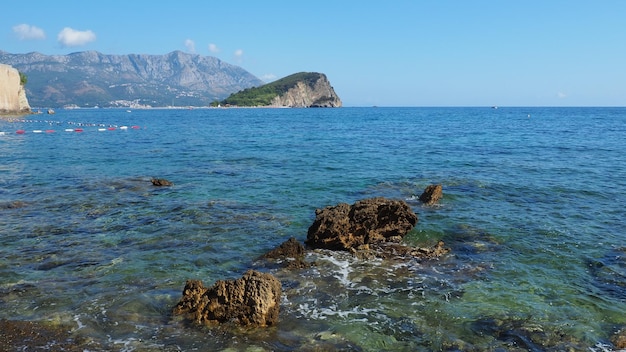Budva Montenegro hermoso día de verano en el mar Adriático la isla de Sveti Nikola se encuentra frente a
