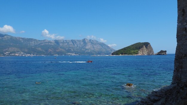 Budva Montenegro hermoso día de verano en el mar Adriático la isla de Sveti Nikola se encuentra frente a
