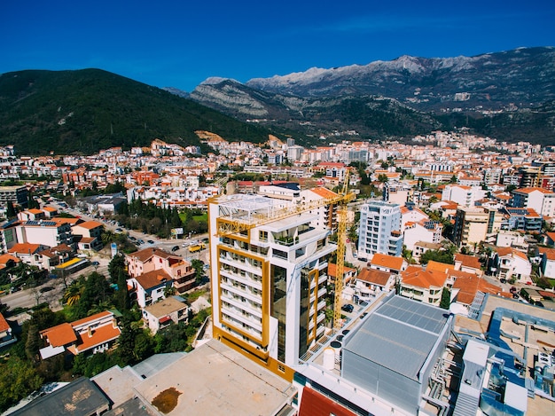 Budva en montenegro vista aérea de la ciudad nueva