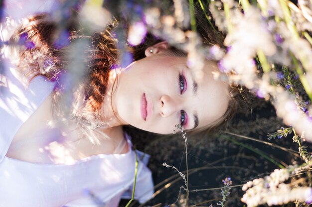 Bueautiful joven en el campo de verano