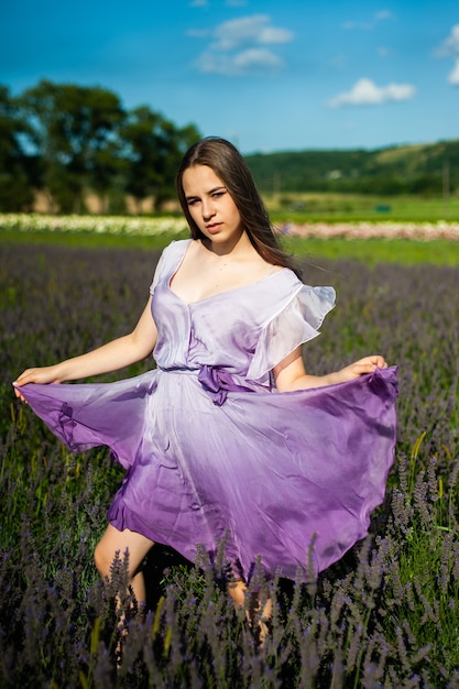 Bueautiful joven en el campo de verano