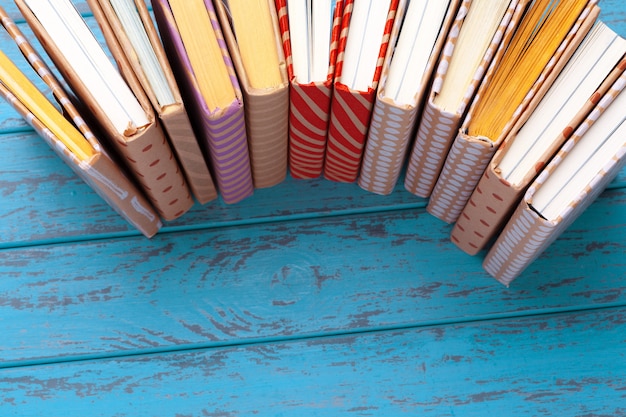 Foto bücher auf blauem hintergrund aus holz