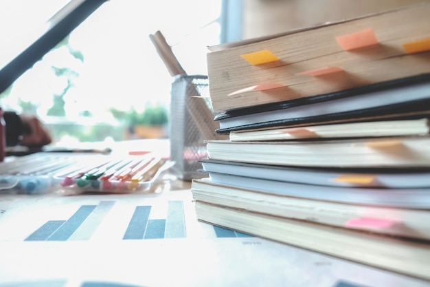 Bücher auf dem Tisch. Bildung, Lernen und akademisches Hintergrundkonzept.