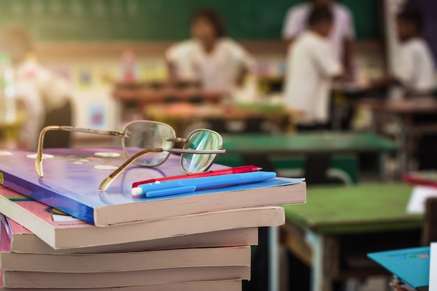 Bücher auf dem Tisch im Klassenzimmer.