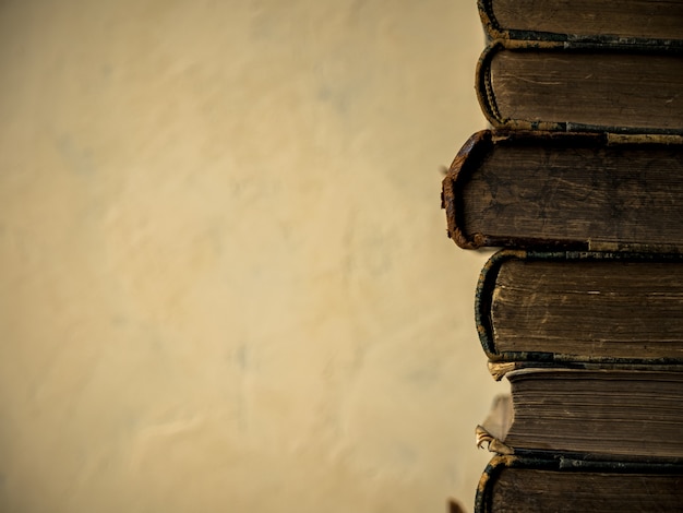 Foto bücher auf dem tisch liegen