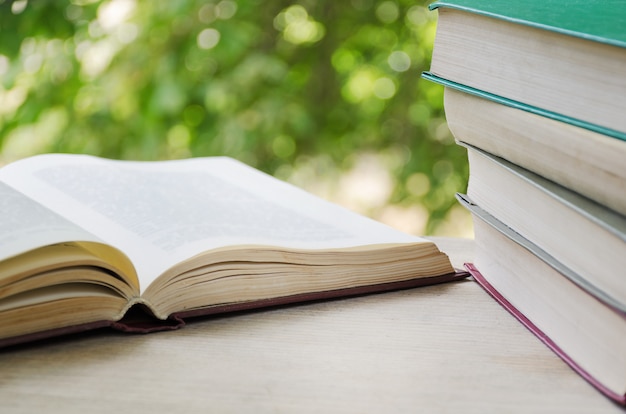 Bücher auf der Fensterbank am offenen Fenster