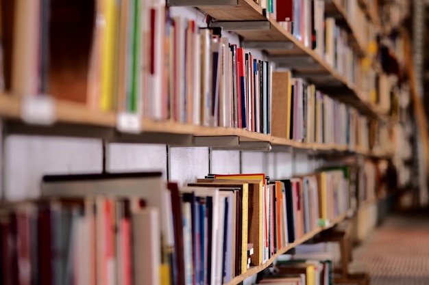 Foto bücher auf regalen in der bibliothek