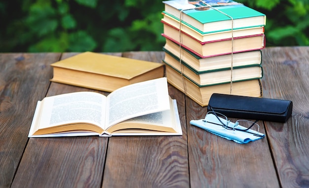 Bücher lesen auf dem Gartentisch