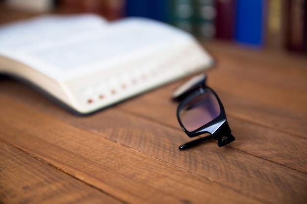 Bücher mit Brille