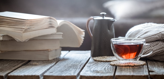 Foto bücher und eine tasse tee im wohnzimmer