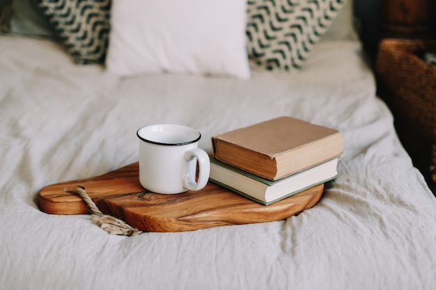 Bücher und Kaffeetasse Frühstück im Bett guten Morgen