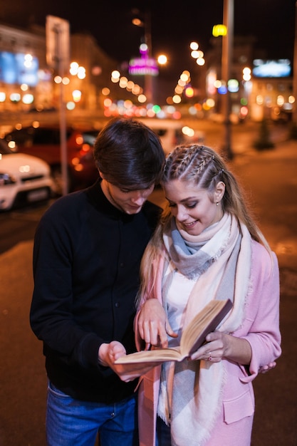 Bücherwurm-Date-Nacht. Liebe zu lesen. Paar, das draußen studiert, Beziehungskonzept