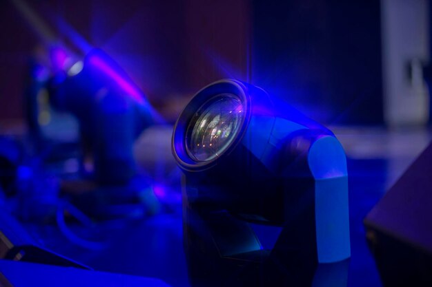 Bühnenfarbenes optisches Licht aus einem Scheinwerfer auf dunkelblauem Hintergrund