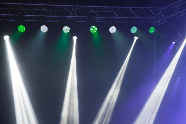 Bühnenlicht auf Konzert. Beleuchtungsanlage mit mehrfarbigen Balken.