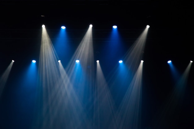 Foto bühnenlicht auf konzert. beleuchtungsanlage mit mehrfarbigen balken.