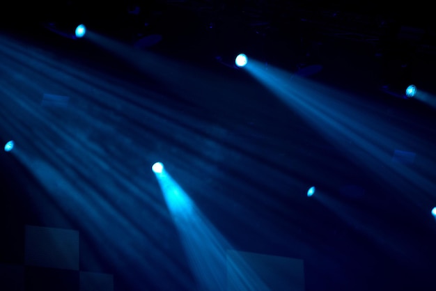 Bühnenlichter leuchten im Dunkeln Hintergrundkonzept des Live-Musikfestivals