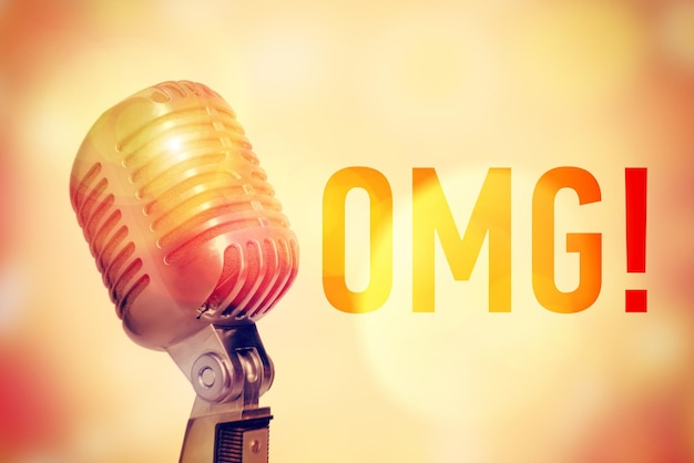 Bühnenmikrofon auf einem leuchtenden abstrakten Hintergrund mit der Aufschrift OMG Toned