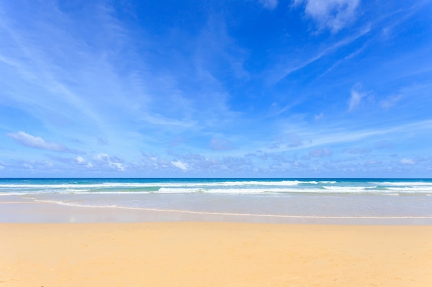 Foto buen día del tiempo en la playa tropical, kata noi en la isla de phuket, mar de andaman, tailandia