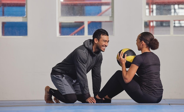 Un buen ejercicio puede ponerlo de mejor humor Fotografía de una mujer joven haciendo ejercicio con un entrenador en el gimnasio