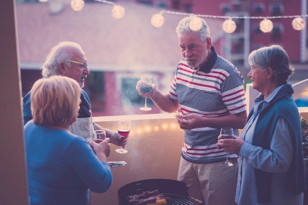 Buen grupo de personas adultas caucásicas en felicidad permanecer juntos para cenar al aire libre en la terraza. concepto de amor y amistad con una vista increíble. vacaciones y ocio.