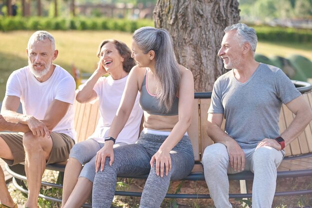 Buen humor. Grupo de personas descansando después del entrenamiento y sintiéndose alegres