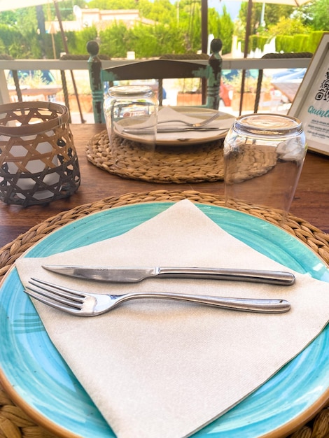 Un buen plato en una mesa bien decorada en un restaurante de Jávea.