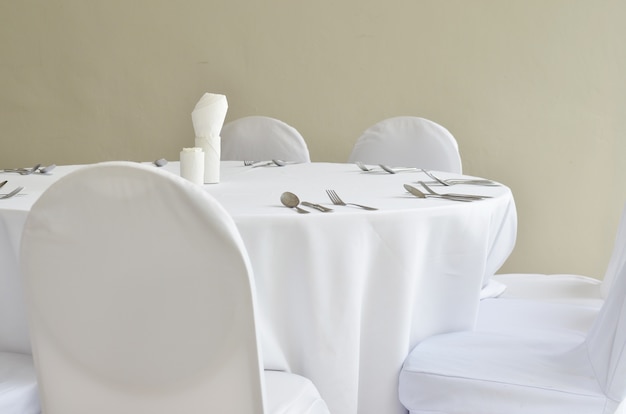 Un buen restaurante con una mesa para cenar.
