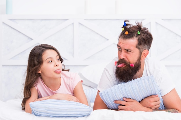 Buen tiempo, estilo de niño, pelo de papá, feliz día de la familia, celebrar el día del padre, pasar tiempo libre juntos el fin de semana, peluquería, peinado en la barbería, padre e hija divirtiéndose.