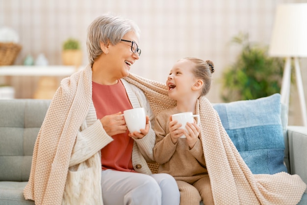 Una buena chica y su abuela disfrutando de la mañana soleada Buen tiempo en casa