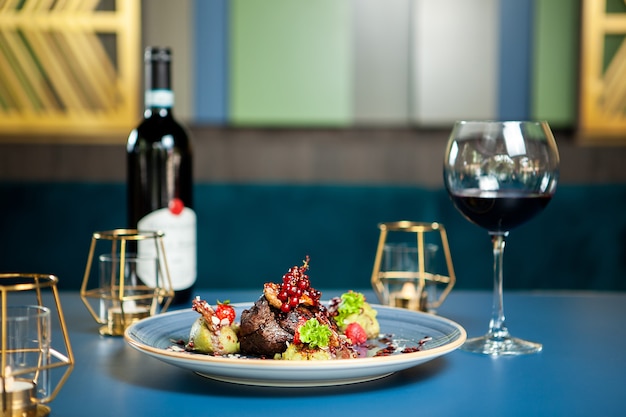 Buena cocina en un salón de lujo. Pechuga de pato al vino tinto