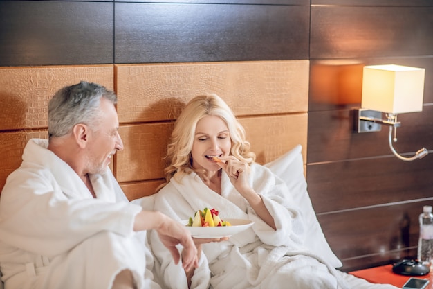 Buena comida. Buen desayuno con frutas frescas en un hotel.