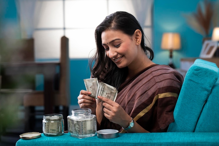 Foto la buena esposa sentada en el sofá contando sus ahorros